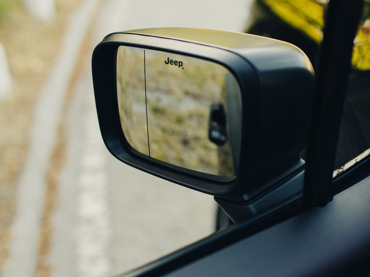 ¿Cuántos espejos retrovisores son obligatorios en un coche?